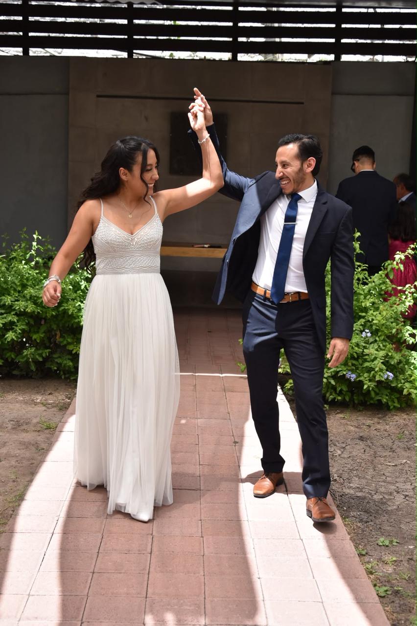 Maggie y Cuau bailando a la salida de la ceremonia